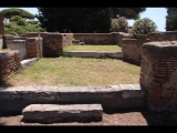 06649 ostia - regio iv - insula v - taberne dei pescivendoli (iv,v,1) - raeume an der westseite an der decumanus maximus - bli ri sueden - 06-2024.jpg